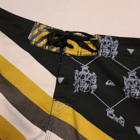 QUIKSILVER BOARD SHORTS LIKE NEW - Picture 3 of 8